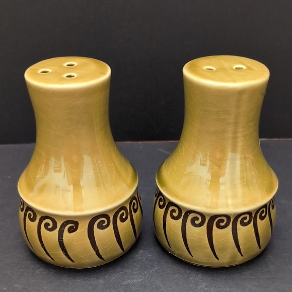 Vintage,Retro Olive Green /Brown Ceramic Salt/Pepper Shakers. - Picture 1 of 8